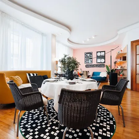 Colored Happiness 115m2 With Balcony Old Town